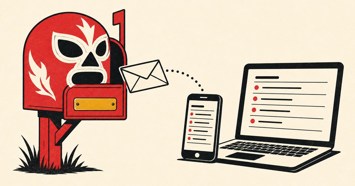 Un iPhone y una laptop con Apple Mail abierto reciben un sobre con la máscara de MailMask desde un buzón con el nombre de un dominio