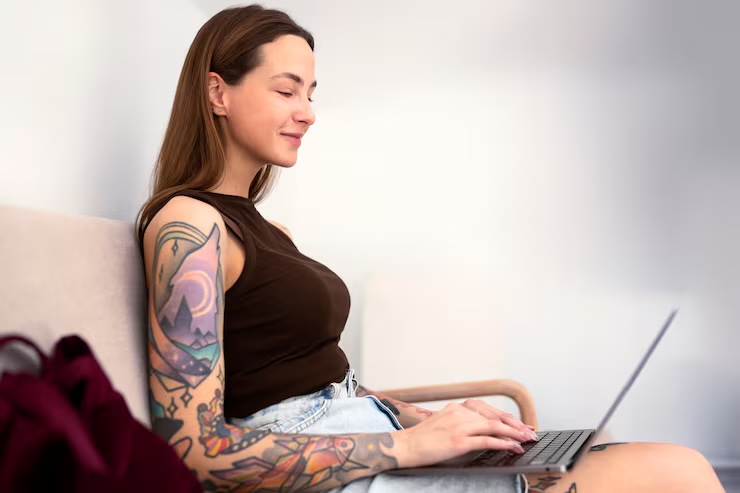 Persona trabajando en su laptop desde casa, atendiendo el correo de su dominio