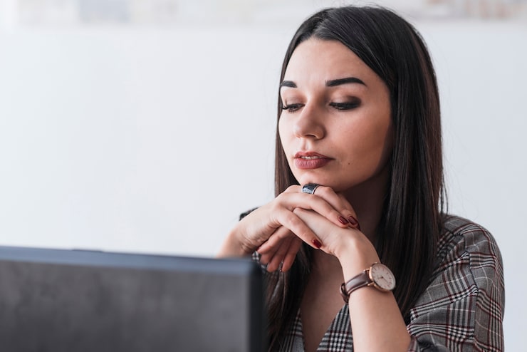 Mujer frente a su laptop revisando el correo de su negocio
